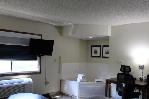 Uma TV ou centro de entretenimento em AmericInn by Wyndham Windsor Ft. Collins