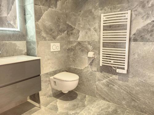 une salle de bain avec toilettes et lavabo dans l'établissement Appartement lumineux avec Spa, WIFI gratuit et équipement de sport à La Rosière - FR-1-275-179, à La Rosière