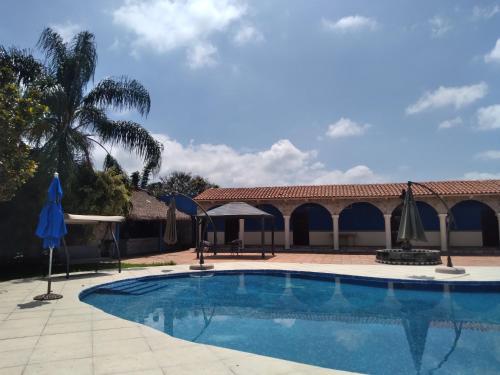 a swimming pool in a courtyard with a building at Jardin Zen in Tepoztlán