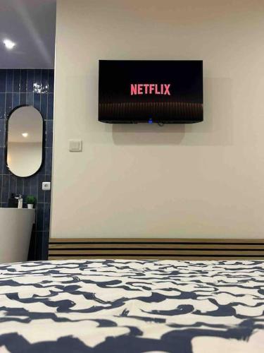 anetflix sign on a wall in a room at Blue pearl in Saint-Louis