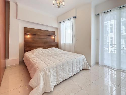 une chambre avec un lit et une grande fenêtre dans l'établissement Luxury 1 bedroom Croisette Martinez direct sea view 241, à Cannes