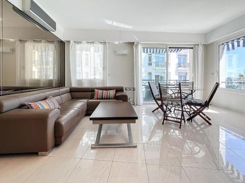 un salon avec un canapé et une table dans l'établissement Luxury 1 bedroom Croisette Martinez direct sea view 241, à Cannes