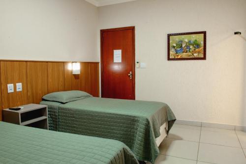 Postel nebo postele na pokoji v ubytování Hotel Trevo Cascavel