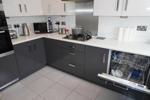 Luxury Rooms - Pick a Room - Free Parking & Kitchen Access, Near Etihad Stadium, The Coop Live & Piccadilly Station, Manchester photo 32