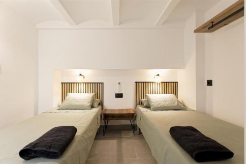 Dos camas una al lado de la otra en una habitación. en Mediterranean Bliss, en Sant Adrià de Besòs