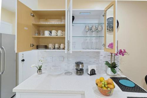Η κουζίνα ή μικρή κουζίνα στο CasaBay 4 Bed 2 Bath House Ultimate Backyard Fun