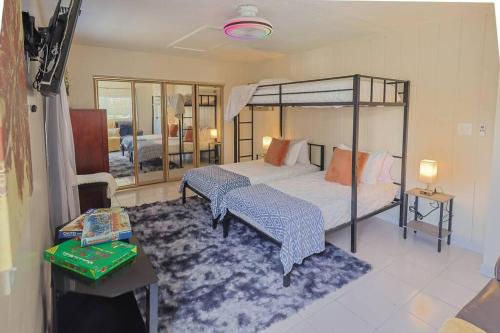 Ένα ή περισσότερα κρεβάτια σε δωμάτιο στο CasaBay 4 Bed 2 Bath House Ultimate Backyard Fun
