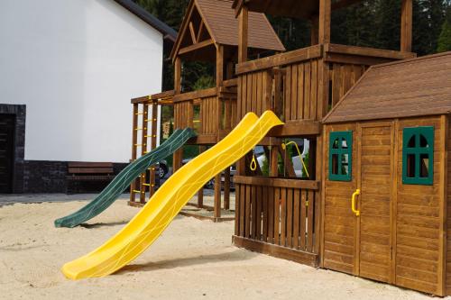 Zona de juegos infantil en A Hotel by Apartel