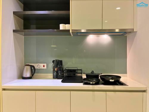 Una cocina o zona de cocina en Platinum KLCC 2BR by Dream Inn
