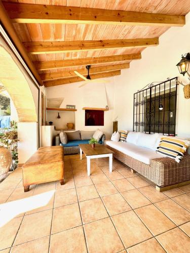 a living room with a couch and a table at Casa rural exclusiva con vista al mar en Calpe in Empedrola