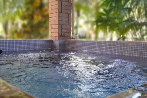 Piscina en o cerca de Riverside Oasis Cabin with A C