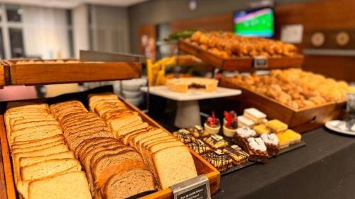 ブエノスアイレスにあるDesign Suites Buenos Airesの店内のパンとペストリーのビュッフェ