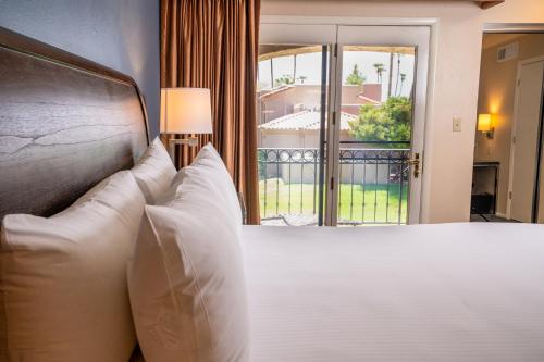 Postel nebo postele na pokoji v ubytování Scottsdale Plaza Resort
