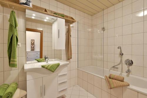 een badkamer met een bad, een wastafel en een douche bij Ferienwohnungen Wies in Söll
