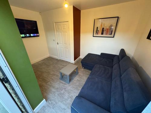 Televisyen dan/atau pusat hiburan di Modern 3- Bed House -Private Parking - sleeps 12- 2 Min M62