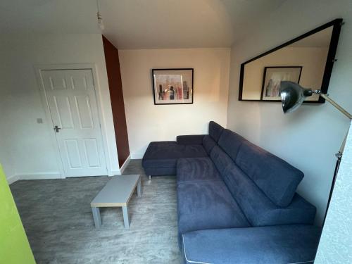 Ruang duduk di Modern 3- Bed House -Private Parking - sleeps 12- 2 Min M62