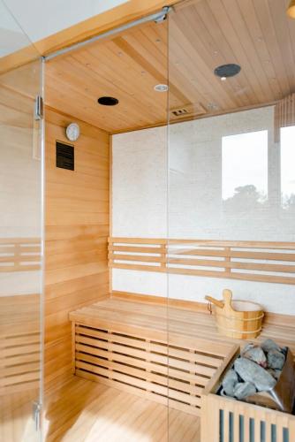 a sauna with a tub and a sink at Appartement en pleine nature à 10 minutes de Dax in Siest