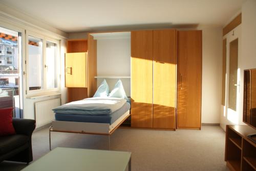 ein Schlafzimmer mit einem Bett und einem Schrank in der Unterkunft Ravaisch 22 in Davos