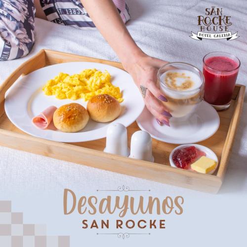 bandeja con un plato de desayuno en la cama en San Rocke House Hotel, en Cuenca