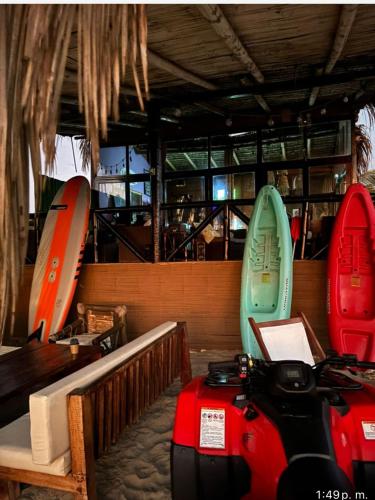 Ruang duduk di Bamboo Lodge
