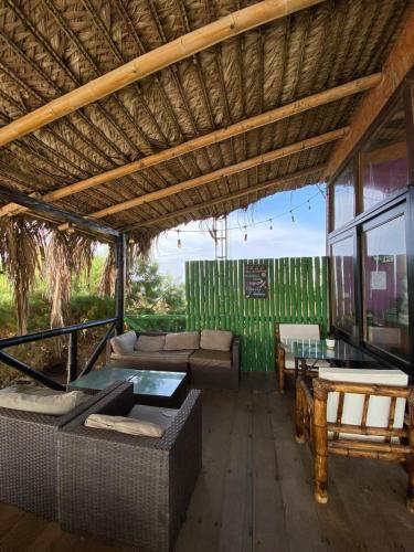 Ruang duduk di Bamboo Lodge