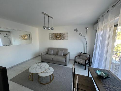 un salon avec un canapé et une table dans l'établissement Marble elegancy in Cannes center, à Cannes