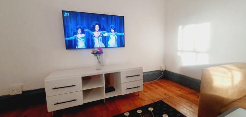 Televisyen dan/atau pusat hiburan di Vuyomat Guest House 1