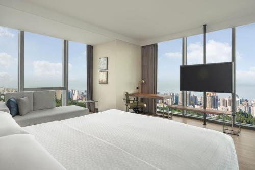 Four Points by Sheraton Yantaiにあるテレビまたはエンターテインメントセンター