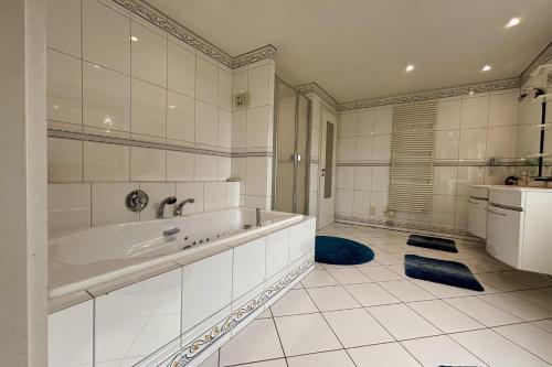 Ένα μπάνιο στο House with swimming pool near Strasbourg