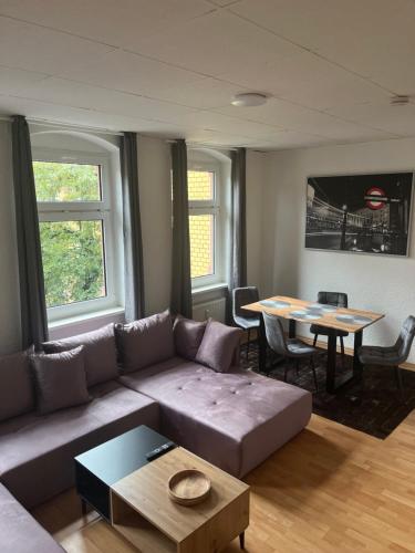 ein Wohnzimmer mit Sofa und Tisch in der Unterkunft MH Apartments in Erfurt