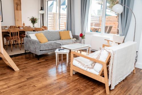 un salon avec un canapé et une table dans l'établissement Havre de Paix à Pors Carn à 7 mins à pied de la plage, à Saint-Guénolé