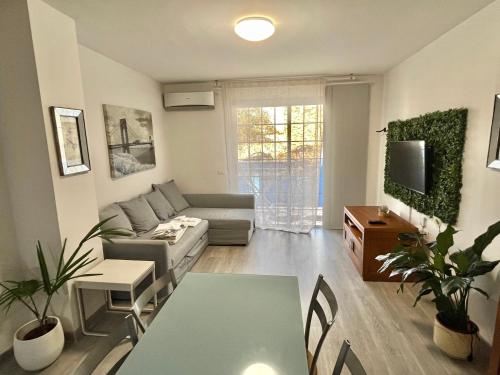 Et opholdsområde på Apartamento a pie de playa con una amplia terraza