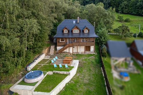 an aerial view of a house with a swimming pool at Wellness roubenka Na Vyhlídce in Stettenhof