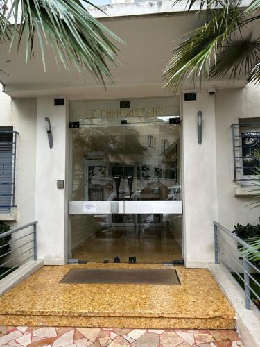 une entrée à un magasin avec une porte en verre dans l'établissement Marble elegancy in Cannes center, à Cannes