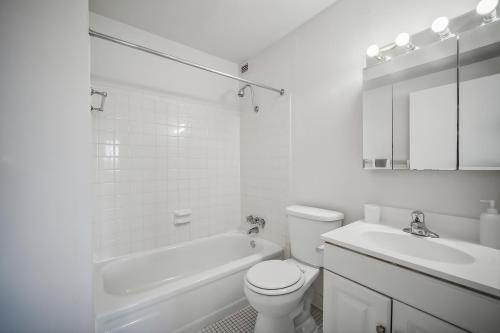 Et badeværelse på PP 1301 Modern Corporate 2br, pool, Gym