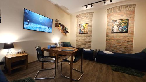 a living room with a table and a couch at Magiczne Mieszkanko in Piła