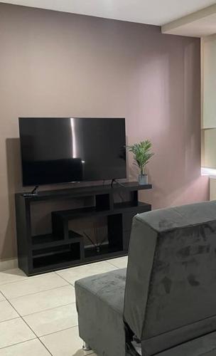 un soggiorno con una grande TV a schermo piatto di carso alameda a Città del Messico