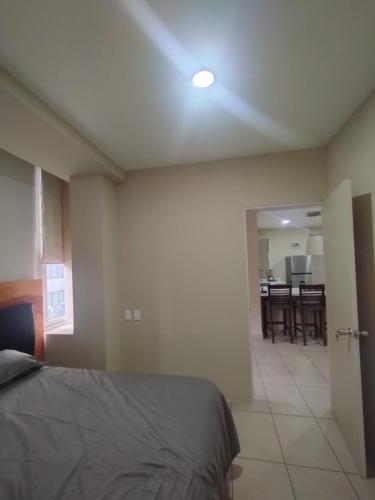 una camera da letto con un letto e una sala da pranzo di carso alameda a Città del Messico