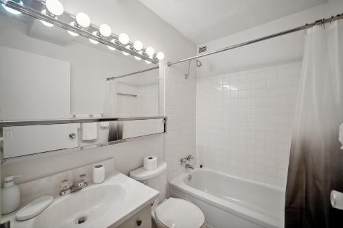 Et badeværelse på PP 2312 Modern Corporate 1br, pool, Gym