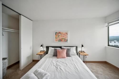 En eller flere senge i et værelse på PP 2312 Modern Corporate 1br, pool, Gym