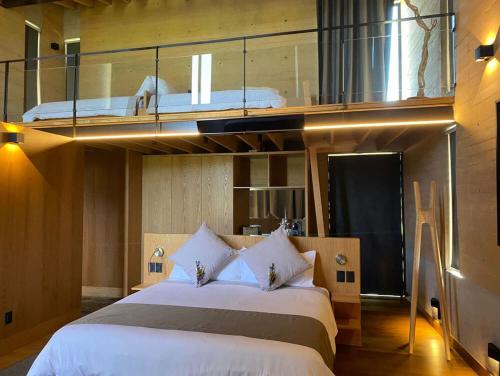a bedroom with two beds in a room at Cabañas Avandaro Santo Boutique in Valle de Bravo