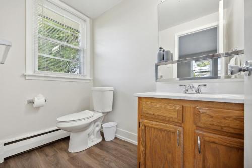 Bilik mandi di Pinebrook 1406 I 2br Garden Style Apartment !