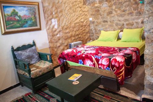 una camera da letto con un letto, una sedia e un tavolo di Dar kenza Tunis a Tunisi