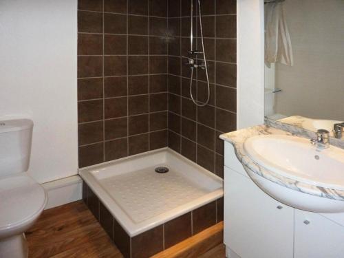 une salle de bain avec une douche, un lavabo et des toilettes dans l'établissement Les Chalets De Bois Mean - A310 LES CHALETS DE BOIS MEAN : Résidence de standing MAE-0784, aux Orres