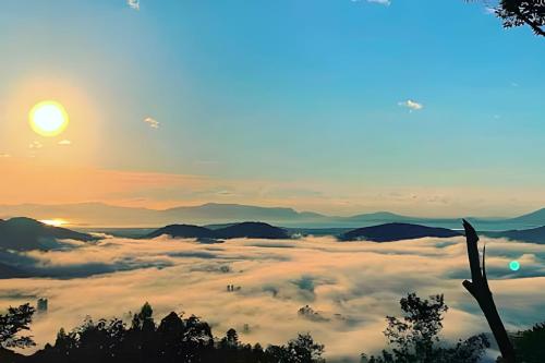 a view of the sun rising over a sea of clouds at Casa dos Alpes com Jacuzzi hidro e Lareira in Santo Amaro da Imperatriz