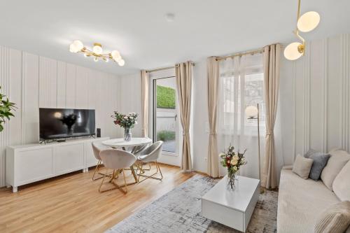 un salon avec un canapé et une table dans l'établissement Modern Apartment I Parking I Vienna, à Vienne