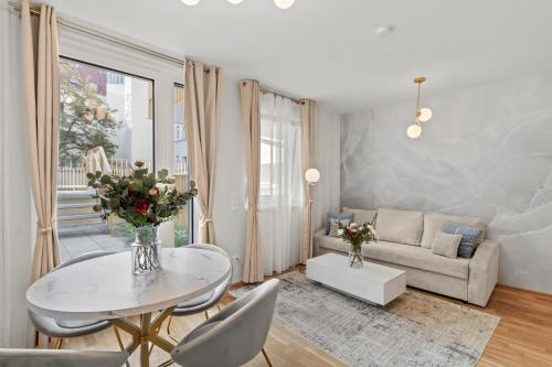 un salon avec une table et un canapé dans l'établissement Modern Apartment I Parking I Vienna, à Vienne
