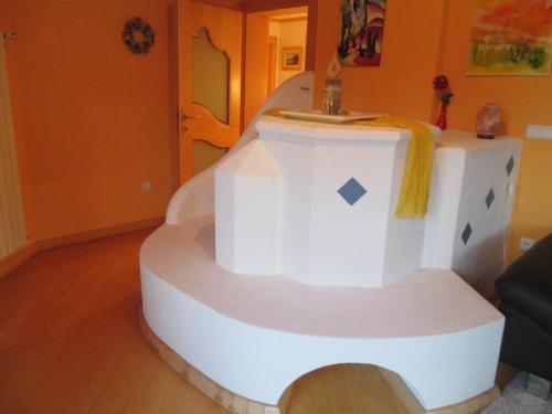 a cake shaped like a boat in a living room at CHALET LEE's HERZNESCHTL in Rodengo