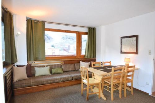 un salon avec un canapé, une table et des chaises dans l'établissement Résidence La Meije - 2 Pièces 6 pers - LA MEIJE - PLAGNE CENTRE MAE-5794, à Aime La Plagne
