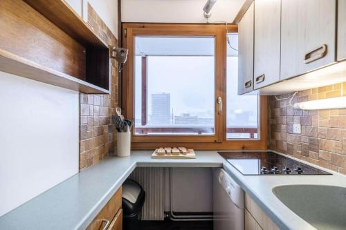 une petite cuisine avec un évier et une fenêtre dans l'établissement Résidence La Meije - 2 Pièces 6 pers - LA MEIJE - PLAGNE CENTRE MAE-5794, à Aime La Plagne